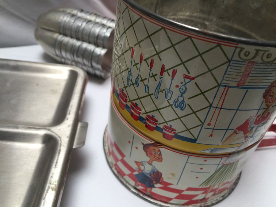 Vintage Kitchen Lot - Includes Wagner Ware Cast Iron Skillet [Photo 16]