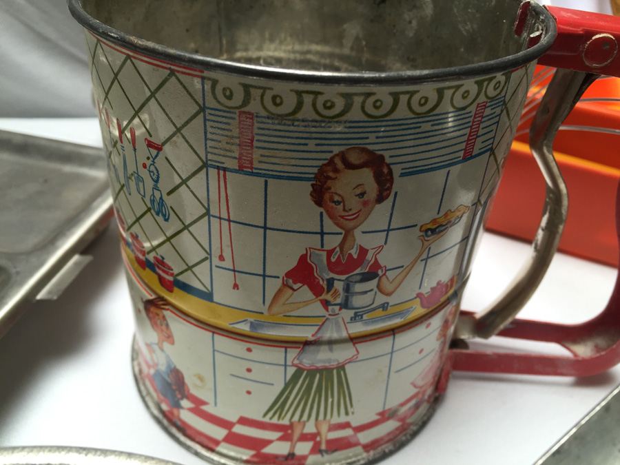 Vintage Kitchen Lot - Includes Wagner Ware Cast Iron Skillet [Photo 15]