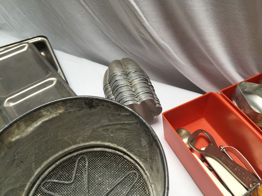 Vintage Kitchen Lot - Includes Wagner Ware Cast Iron Skillet [Photo 14]