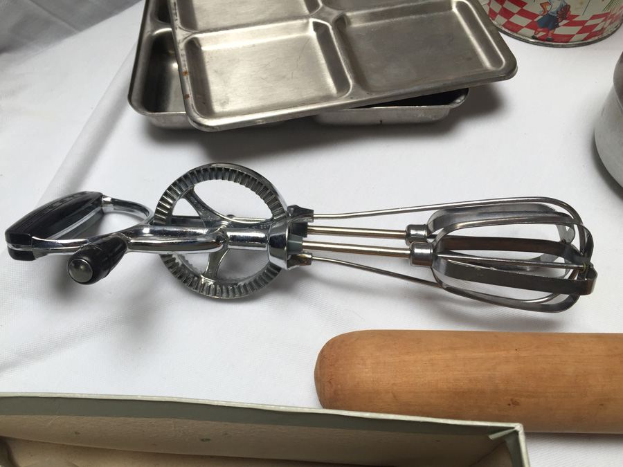 Vintage Kitchen Lot - Includes Wagner Ware Cast Iron Skillet [Photo 24]