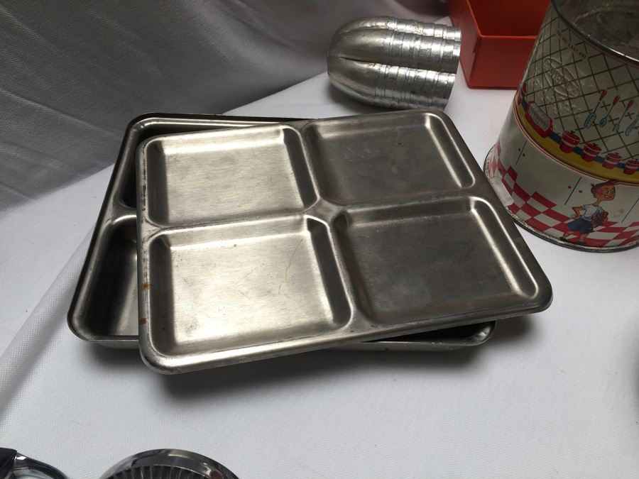 Vintage Kitchen Lot - Includes Wagner Ware Cast Iron Skillet [Photo 25]