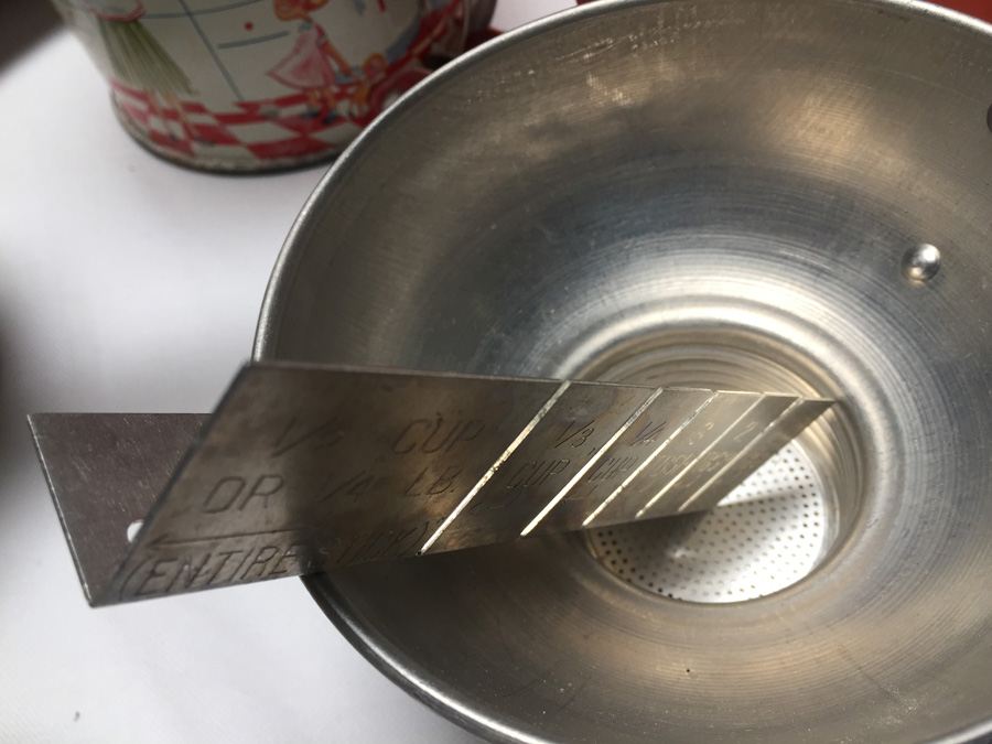 Vintage Kitchen Lot - Includes Wagner Ware Cast Iron Skillet [Photo 17]