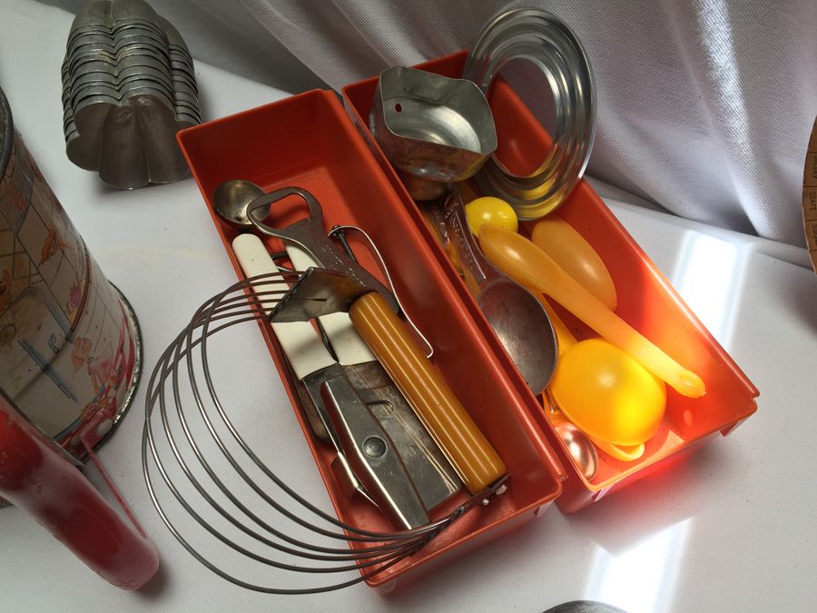 Vintage Kitchen Lot - Includes Wagner Ware Cast Iron Skillet [Photo 12]