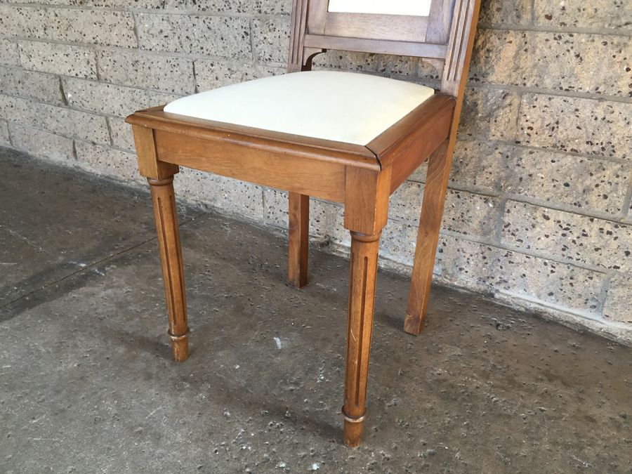 Gorgeous Vintage Wooden Chair [Photo 6]