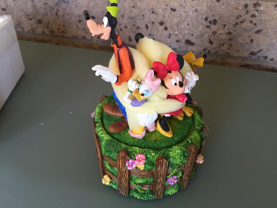 Walt Disney Music Box 'Best of Friends' [Photo 6]