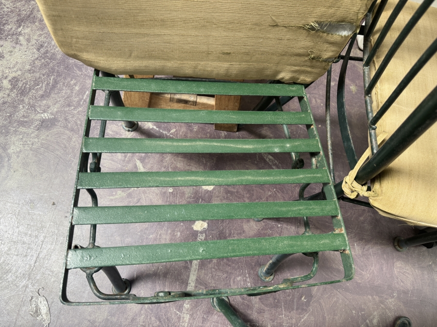 Stunning Wrought Iron Mosaic Tile Bistro Set With A 32' Round Table And Four Chairs [Photo 9]