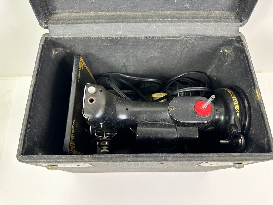 Singer Featherweight Sewing Machine Model 221 Working [Photo 3]