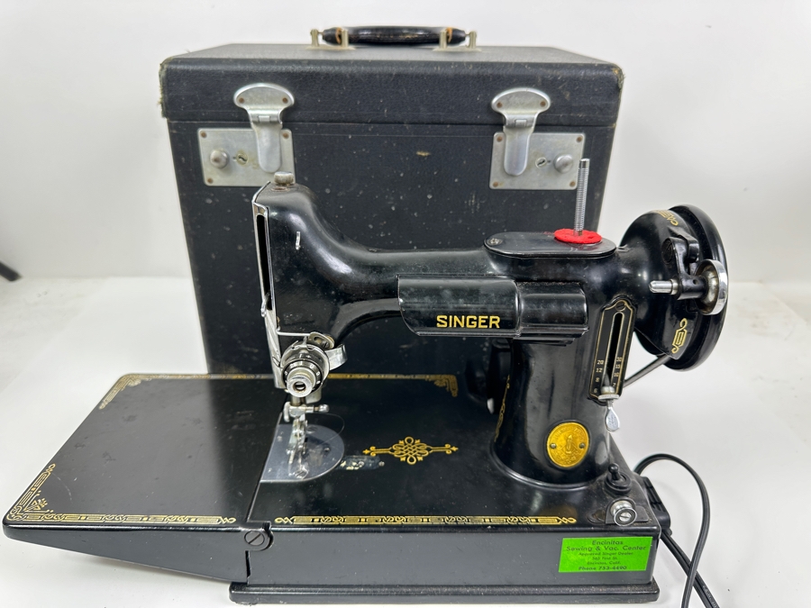 Singer Featherweight Sewing Machine Model 221 Working [Photo 4]