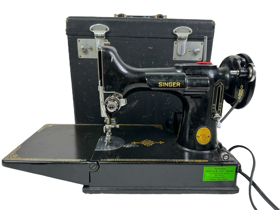 Singer Featherweight Sewing Machine Model 221 Working