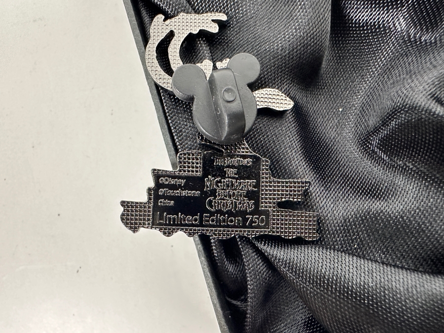 Limited Edition Of 750 Tim Burton's The Nightmare Before Christmas Trading Pin And Ornament September 20, 2004 With Original Casket Box [Photo 5]