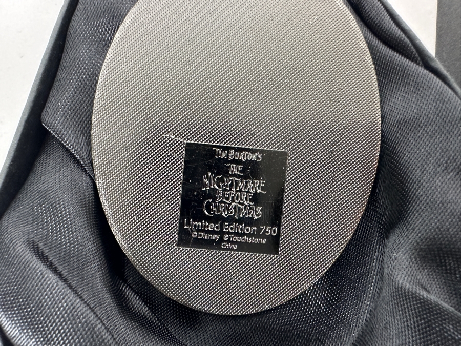 Limited Edition Of 750 Tim Burton's The Nightmare Before Christmas Trading Pin And Ornament September 20, 2004 With Original Casket Box [Photo 4]