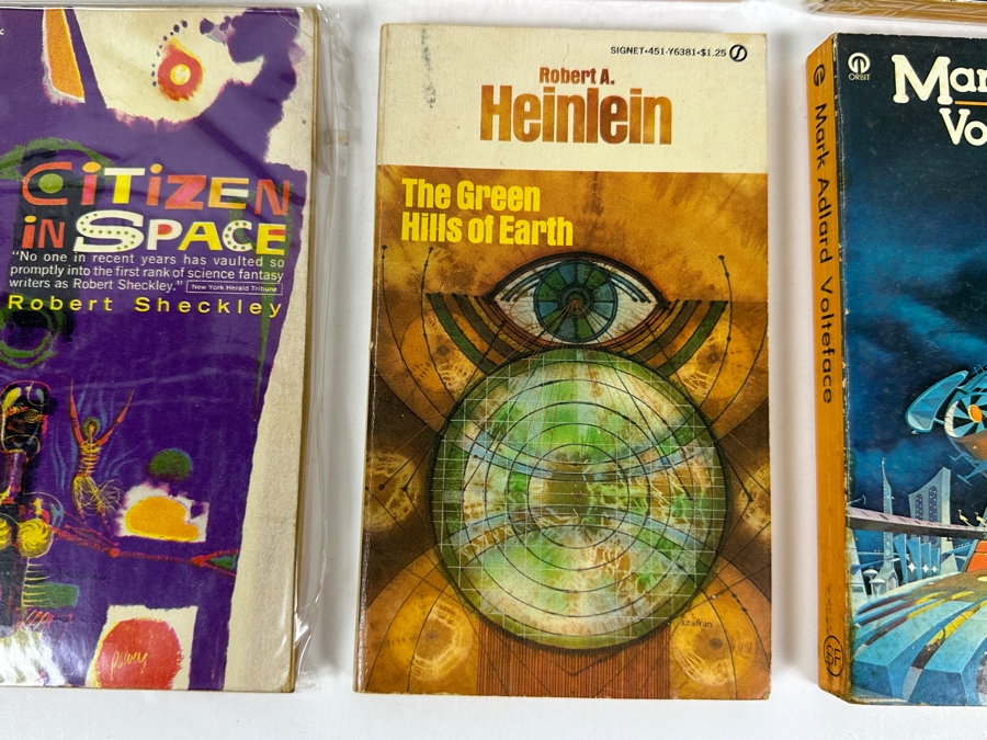 (6) Science Fiction Paperback Books [Photo 6]