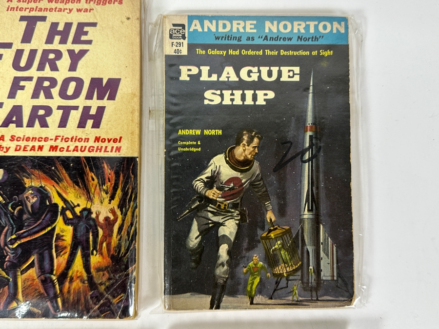 (6) Science Fiction Paperback Books [Photo 4]