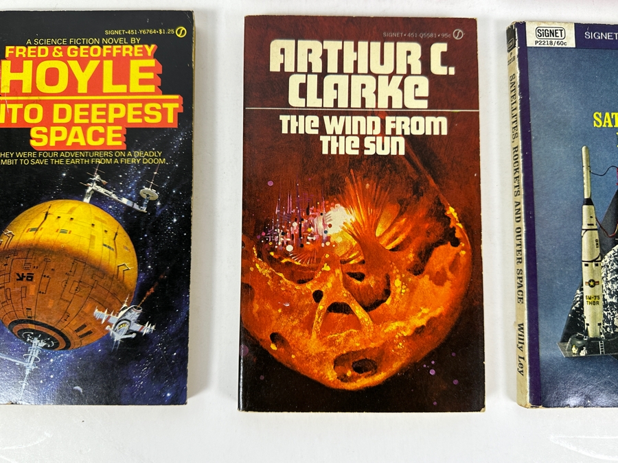 (6) Science Fiction Paperback Books [Photo 6]