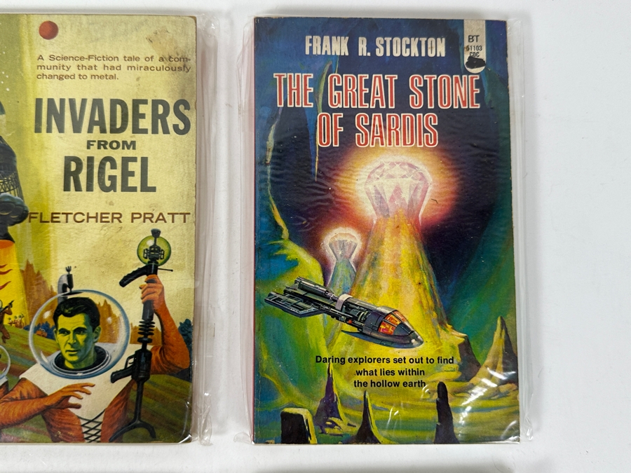 (6) Science Fiction Paperback Books [Photo 5]