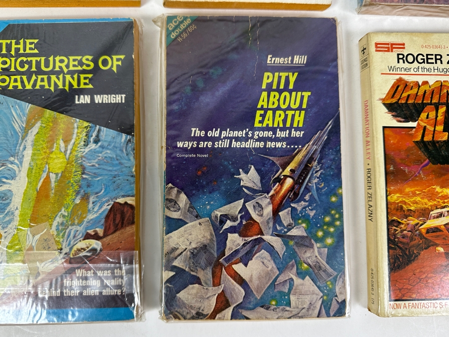 (6) Science Fiction Paperback Books [Photo 6]