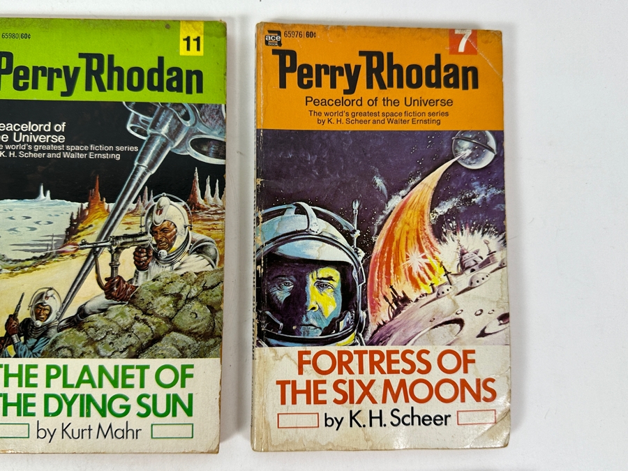 (6) Science Fiction Paperback Books [Photo 4]