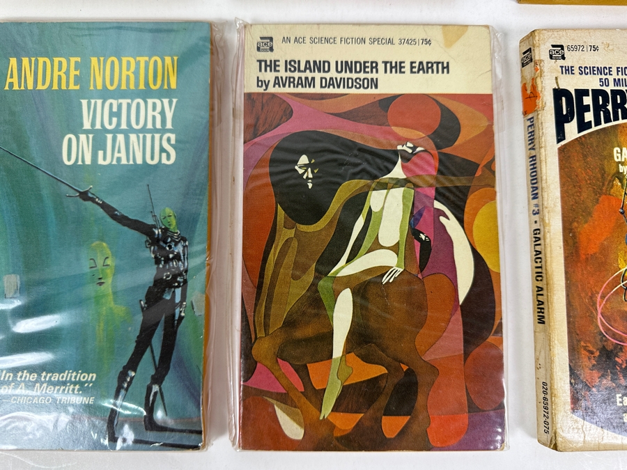 (6) Science Fiction Paperback Books [Photo 6]