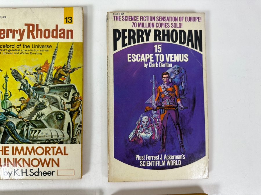 (6) Science Fiction Paperback Books [Photo 4]