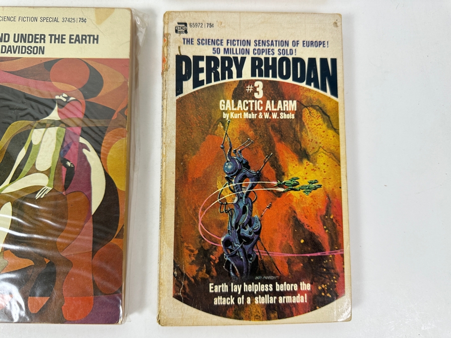 (6) Science Fiction Paperback Books [Photo 7]