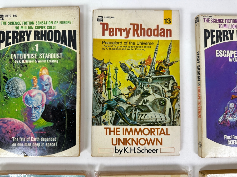 (6) Science Fiction Paperback Books [Photo 3]