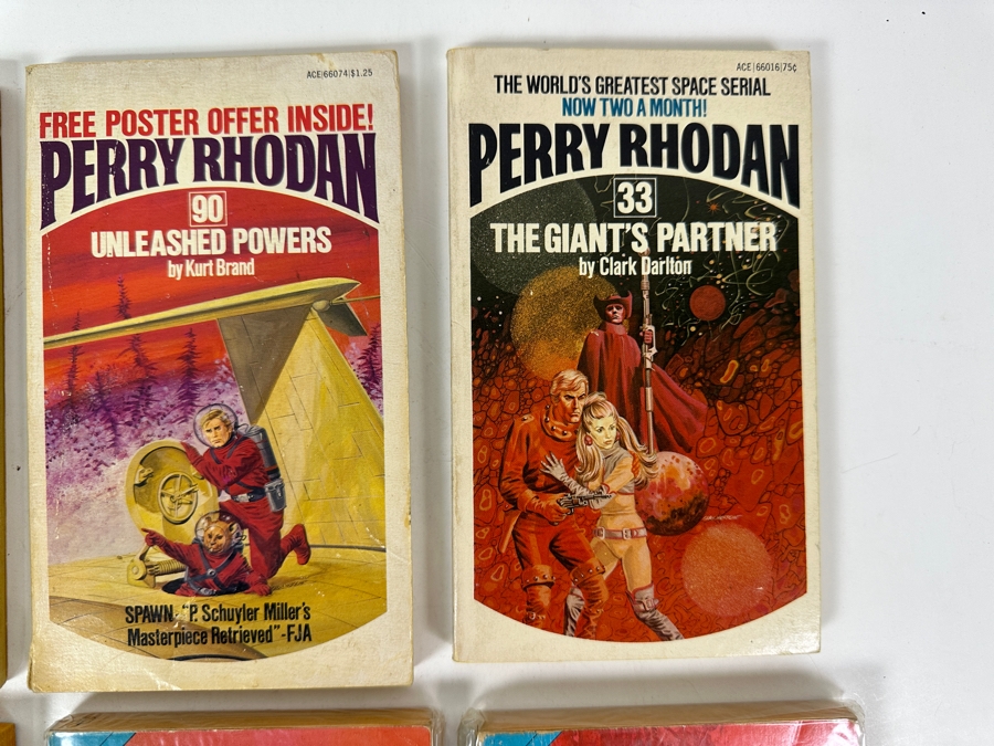 (6) Science Fiction Paperback Books [Photo 4]