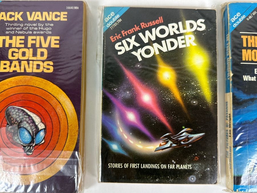 (6) Science Fiction Paperback Books [Photo 6]