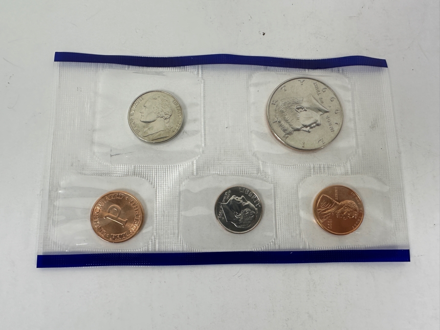 1999 United States Mint Uncirculated Coin Sets From Denver Mint And Philadelphia Mint And 2000 United States Mint Uncirculated Coin Sets From Denver Mint And Philadelphia Mint  [Photo 6]