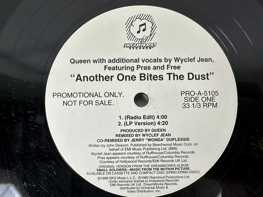 Just Added - Queen - Another One Bites The Dust Vinyl Record Featuring Wyclef Jean, Pros And Free 1998  Dreamworks Records - Promotional Copy [Photo 2]