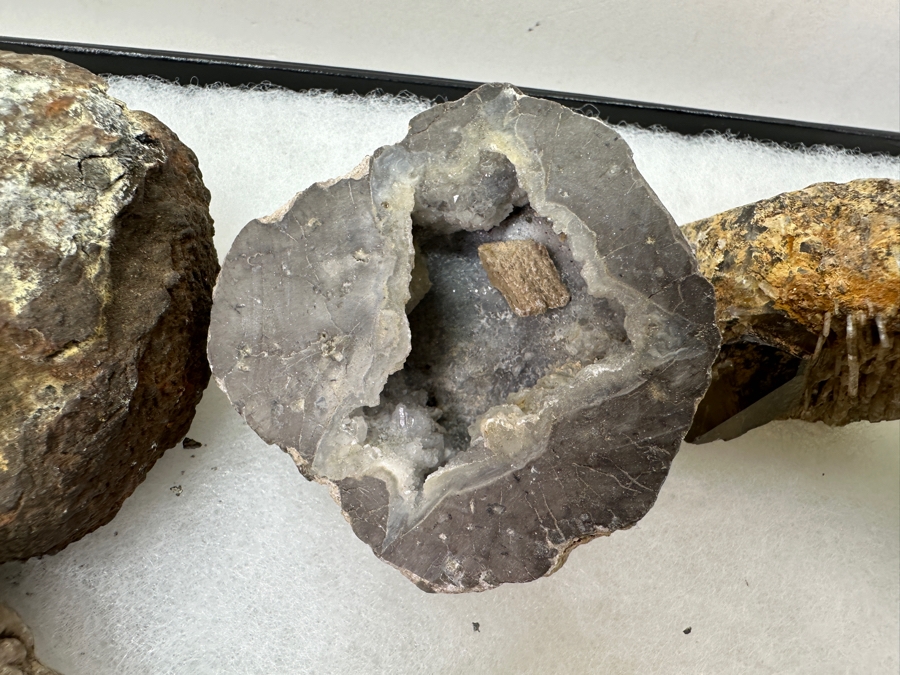 Just Added - Collection Of Various Stones & Geodes - See Photos [Photo 15]