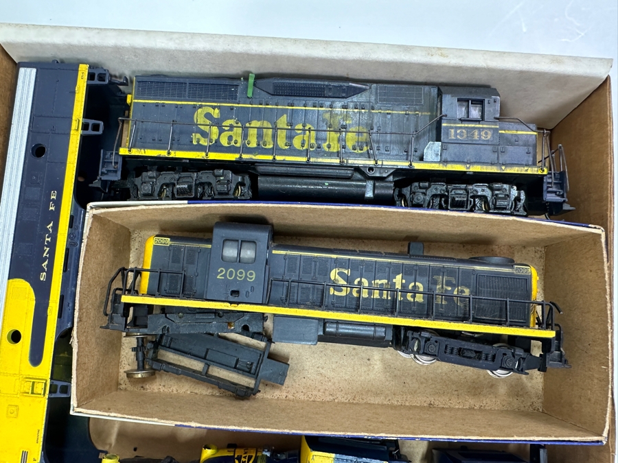 Just Added - Box Of Various HO Scale Train Parts Santa Fe Untested - See Photos [Photo 7]