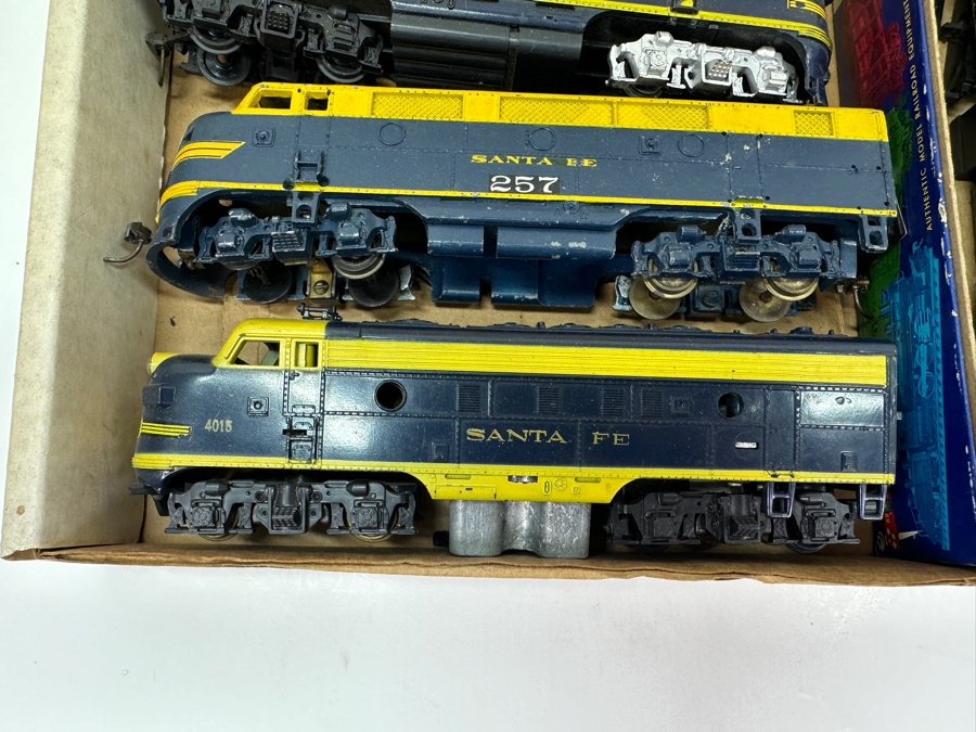 Just Added - Box Of Various HO Scale Train Parts Santa Fe Untested - See Photos [Photo 3]