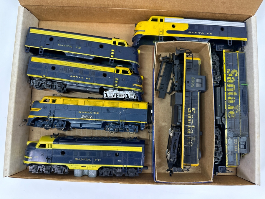 Just Added - Box Of Various HO Scale Train Parts Santa Fe Untested - See Photos [Photo 2]