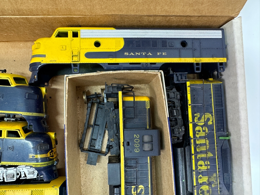 Just Added - Box Of Various HO Scale Train Parts Santa Fe Untested - See Photos [Photo 6]