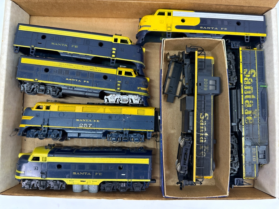 Just Added - Box Of Various HO Scale Train Parts Santa Fe Untested - See Photos