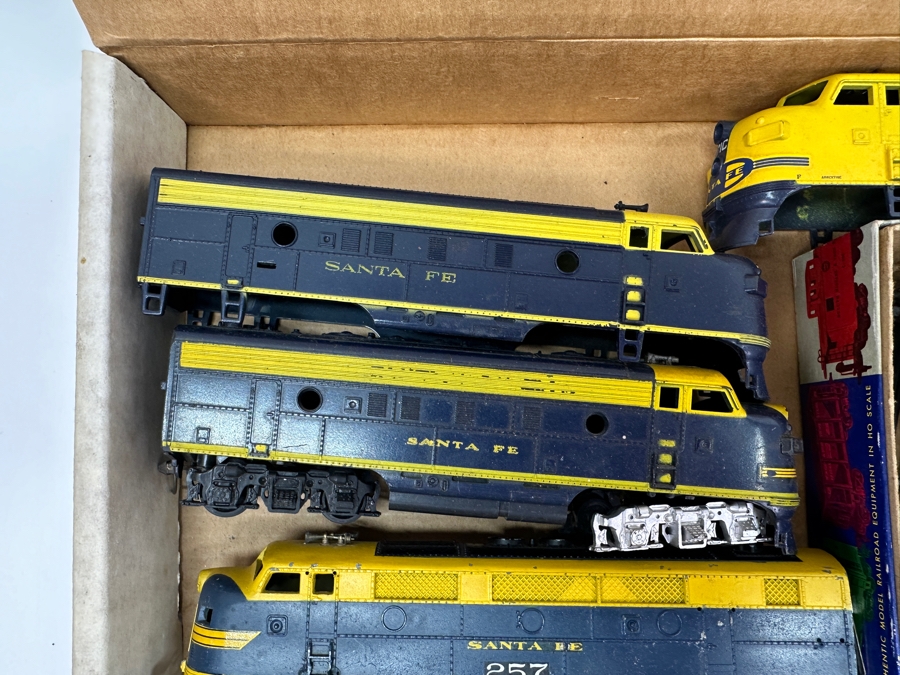 Just Added - Box Of Various HO Scale Train Parts Santa Fe Untested - See Photos [Photo 5]