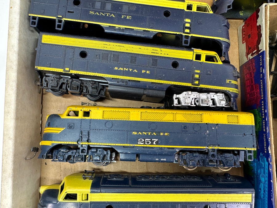Just Added - Box Of Various HO Scale Train Parts Santa Fe Untested - See Photos [Photo 4]