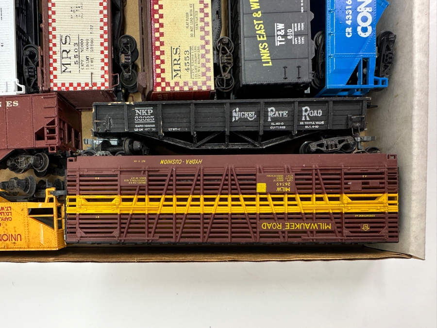 Just Added - Box Of Various HO Scale Train Parts Untested - See Photos [Photo 6]