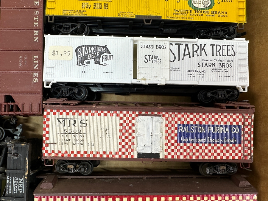 Just Added - Box Of Various HO Scale Train Parts Untested - See Photos [Photo 3]