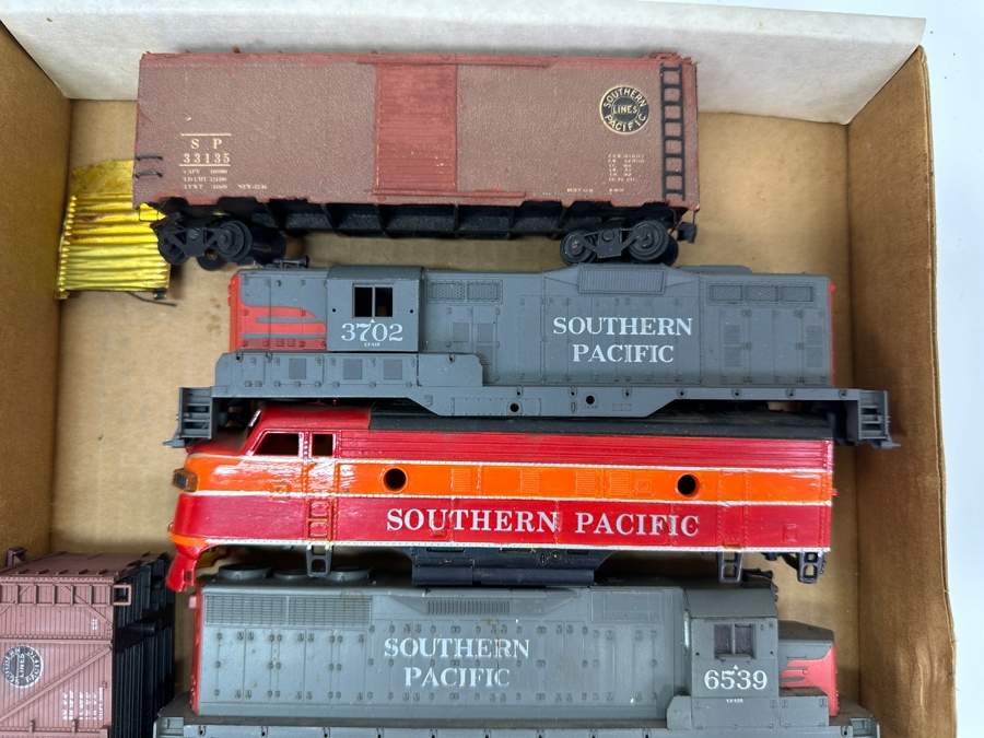 Just Added - Box Of Various HO Scale Train Parts Untested - See Photos [Photo 4]