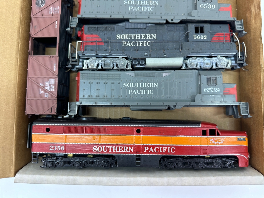 Just Added - Box Of Various HO Scale Train Parts Untested - See Photos [Photo 2]