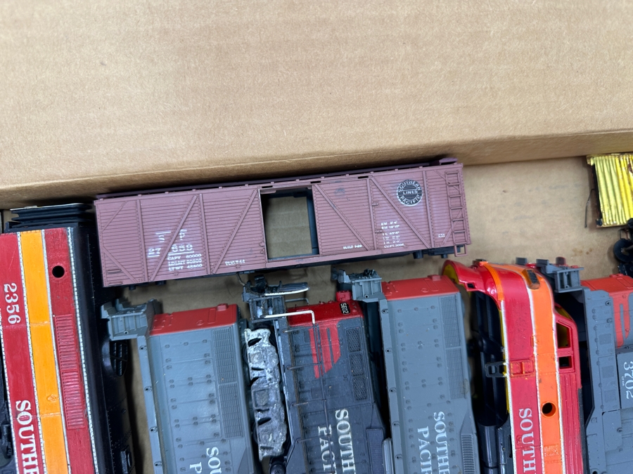 Just Added - Box Of Various HO Scale Train Parts Untested - See Photos [Photo 5]