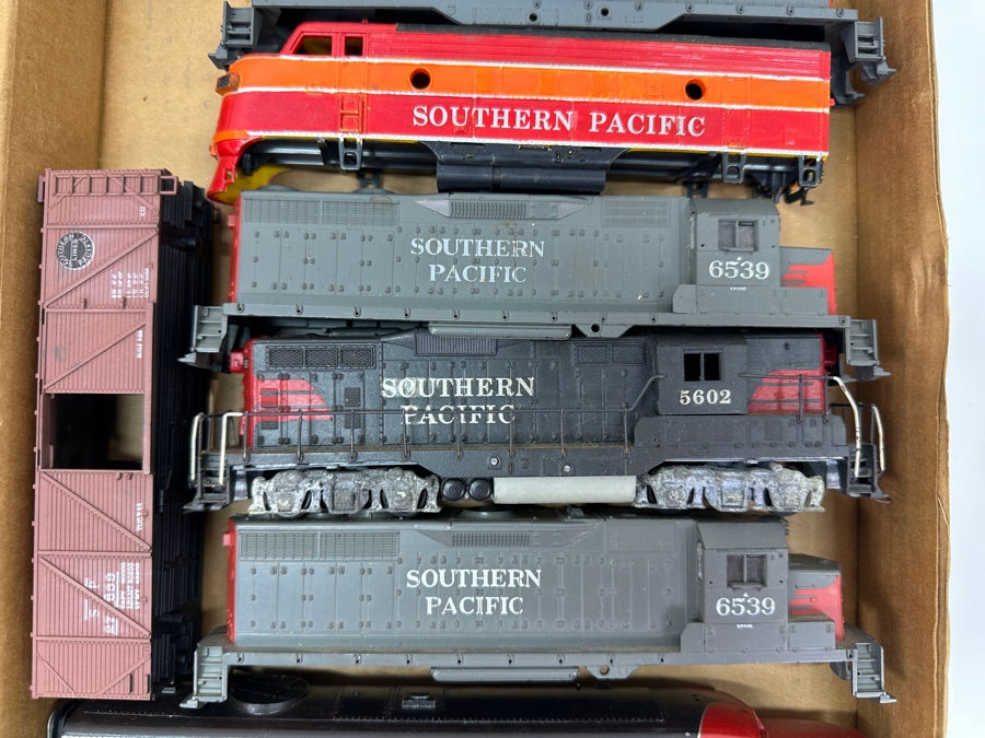 Just Added - Box Of Various HO Scale Train Parts Untested - See Photos [Photo 3]