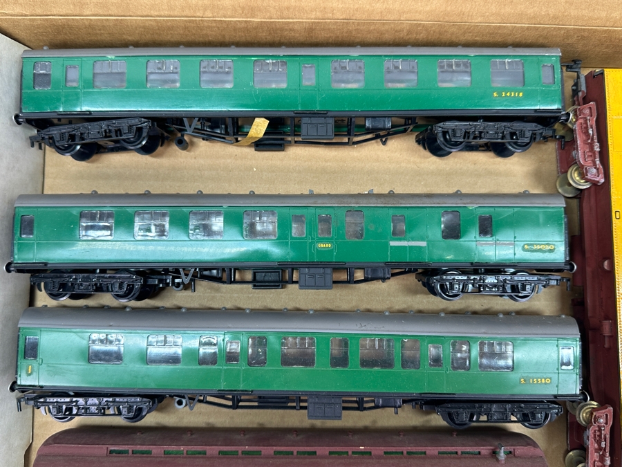 Just Added - Box Of Various HO Scale Train Parts Untested - See Photos [Photo 3]