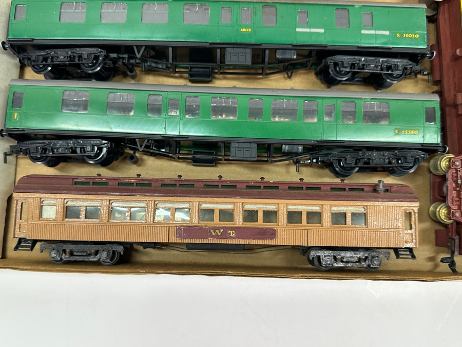 Just Added - Box Of Various HO Scale Train Parts Untested - See Photos [Photo 2]