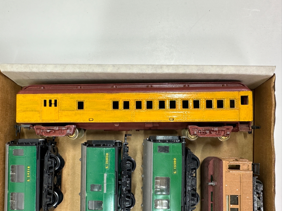Just Added - Box Of Various HO Scale Train Parts Untested - See Photos [Photo 4]