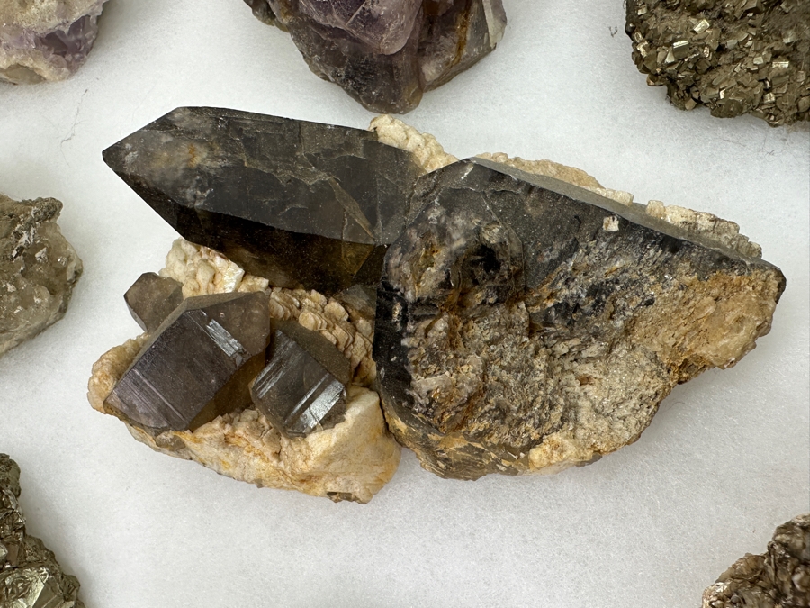 Just Added - Collection Of Various Rocks, Smoky Quartz, Amethyst, Petrified Wood, Opal Stones, Geodes, Malachite - See Photos [Photo 8]