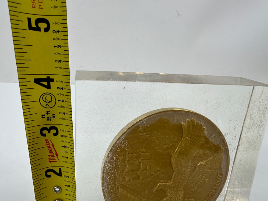 Vintage 1975 Bicentennial U.S. Navy Medallion Birth Of The United States NAVY October 13, 1775 Encased In Acrylic Display 4 X 4 [Photo 8]