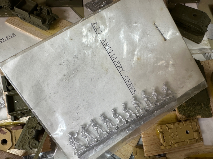 Huge Collection Of Train HO Scale Metal Military Figures, Tanks, Cannons, Military Vehicles & More - See Photos [Photo 18]