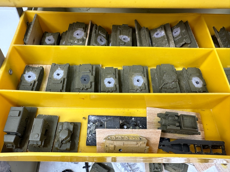 Huge Collection Of Train HO Scale Metal Military Figures, Tanks, Cannons, Military Vehicles & More - See Photos [Photo 8]